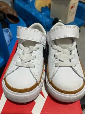 Nike court legacy (tab) Kids White and Brown Low-Top Velcro Sneakers